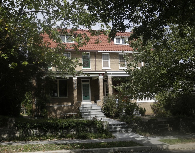 3527-3529 Porter St NW in Washington, DC - Foto de edificio - Building Photo