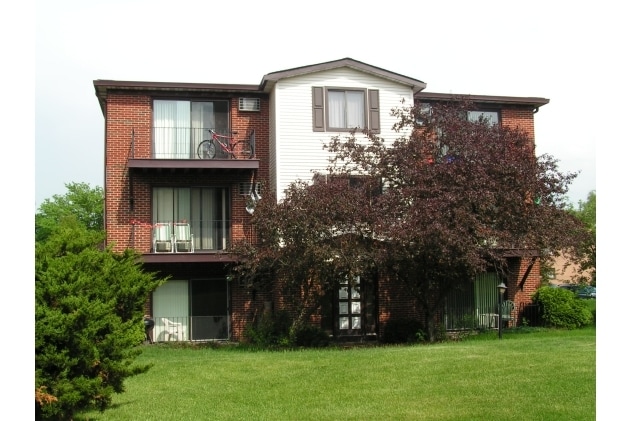 613 W 65th St in Westmont, IL - Foto de edificio - Building Photo