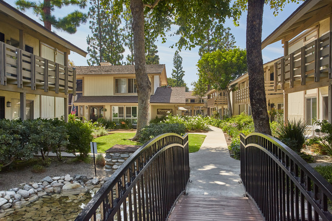 155 Pinewood Apartments in Tustin, CA - Building Photo - Building Photo