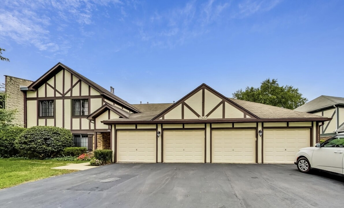 1944 Hidden Creek Cir in Palatine, IL - Building Photo