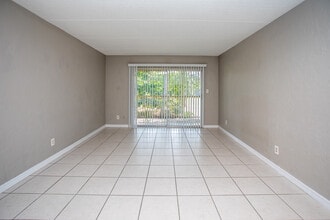 The Residences at Whispering Pines in Tallahassee, FL - Building Photo - Interior Photo