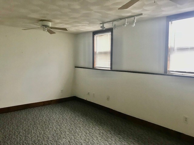 15 Maple St, Unit 2 in Stoneham, MA - Foto de edificio - Building Photo