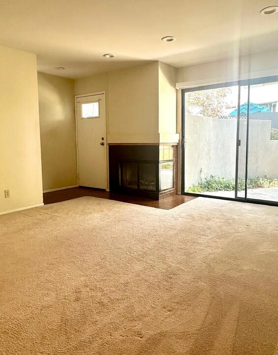 2491 Chandler Ave, Unit 229 in Simi Valley, CA - Foto de edificio