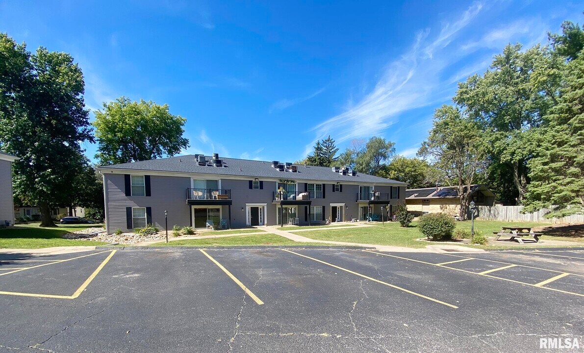 5031 N Lakeside Pl in Peoria Heights, IL - Building Photo
