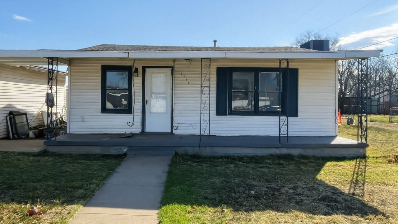 3702 Beaumont Ave in Snyder, TX - Building Photo