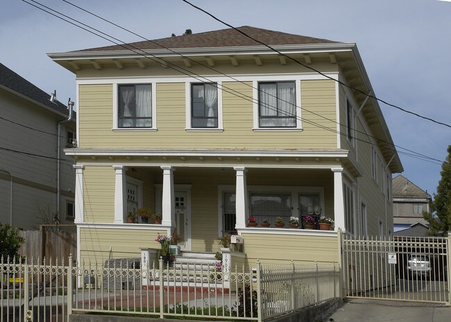 1901 Irving Ave in Oakland, CA - Foto de edificio - Building Photo