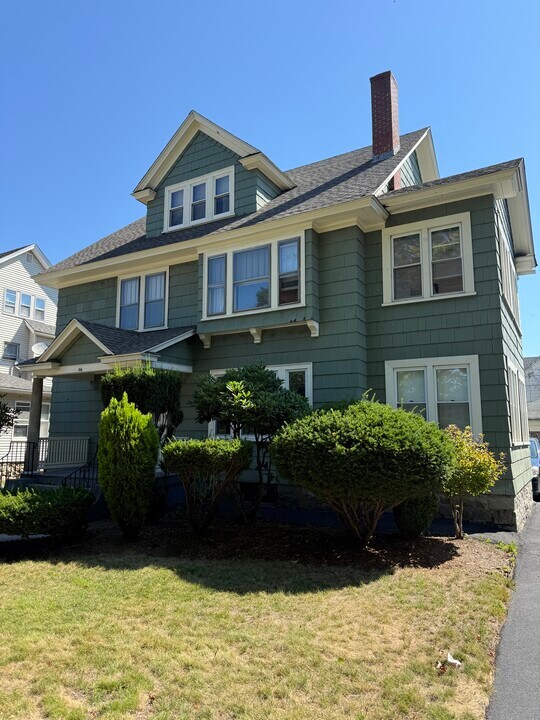 144 Russell St, Unit Russell St in Worcester, MA - Building Photo