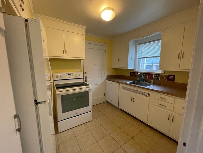 1058 Farmington Ave in West Hartford, CT - Building Photo - Building Photo