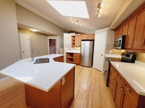 8218 Shaske Pl NW in Edmonton, AB - Building Photo - Building Photo