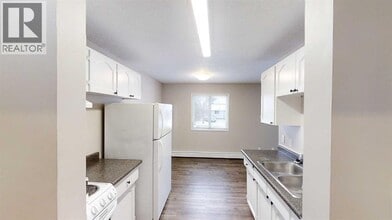 10114-10105 105 Ave in Grande Prairie, AB - Building Photo - Building Photo