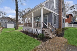 1050 Pine Ave in Southold, NY - Building Photo