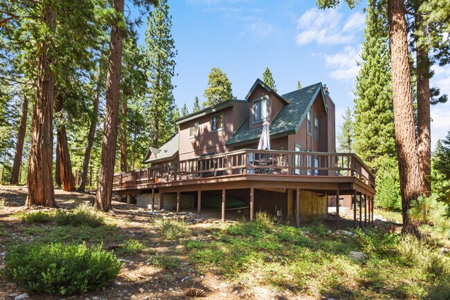 5845 Sudan Rd in Carnelian Bay, CA - Foto de edificio - Building Photo