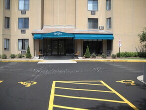 Park Towers Apartments in Loves Park, IL - Foto de edificio - Building Photo