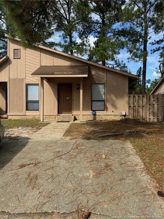 642 Mosswood Ln in Fayetteville, NC - Building Photo