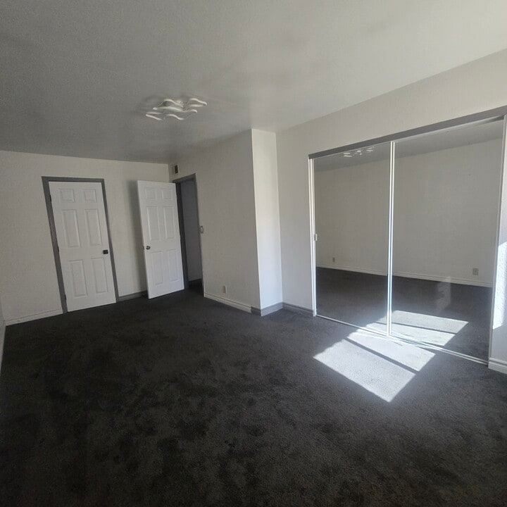 5080 Indian River Dr, Unit Bella Vita in Las Vegas, NV - Foto de edificio