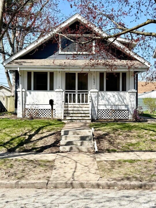 1022 Grand Ct in Davenport, IA - Foto de edificio