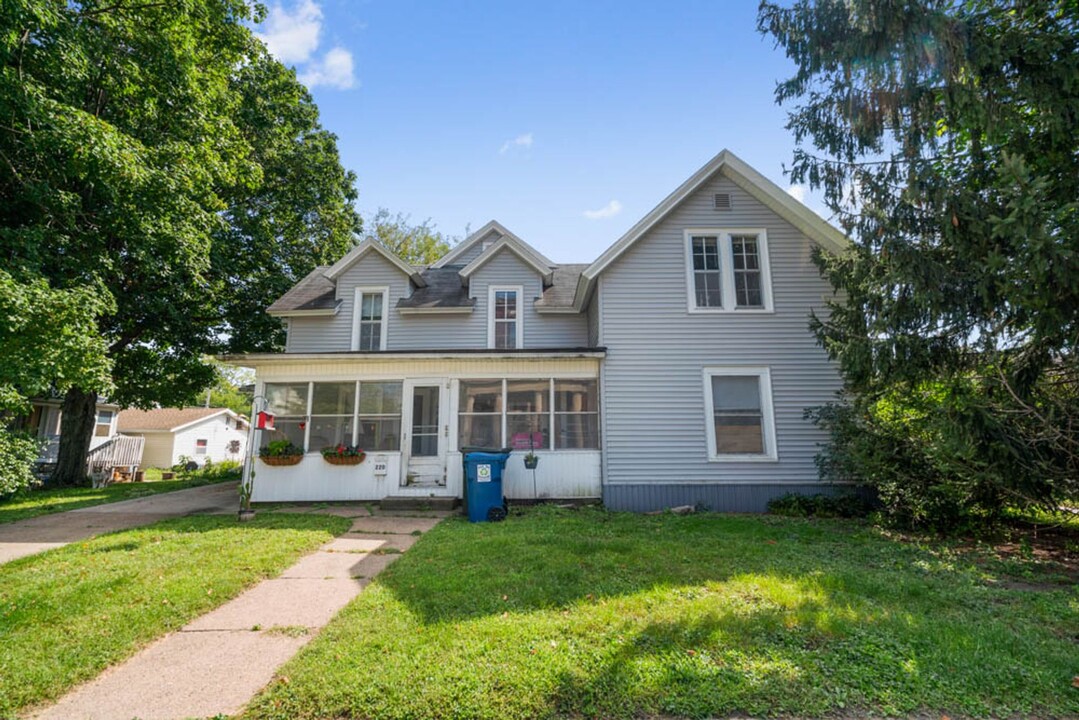 904 Clay St in Cedar Falls, IA - Foto de edificio