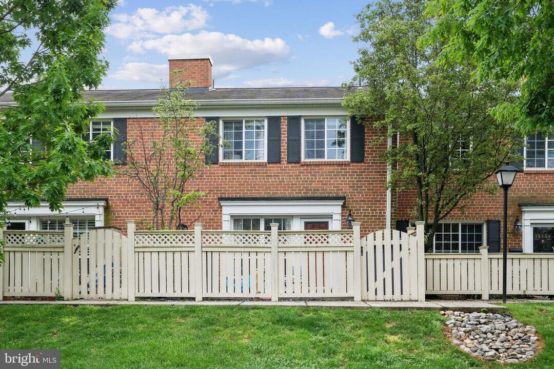 1547 VA-401 in Alexandria, VA - Building Photo