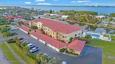300 S Banana River Blvd in Cocoa Beach, FL - Foto de edificio - Building Photo