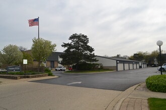 2013 Ammer Ridge Ct, Unit 2013 Ammer Ridge Ct #301 in Glenview, IL - Building Photo - Building Photo