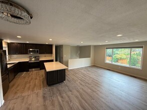 14454 129th Ave NE in Kirkland, WA - Foto de edificio - Building Photo