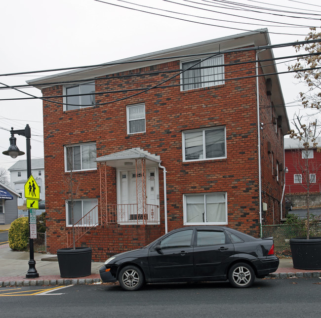 320 Hackensack St in Carlstadt, NJ - Building Photo - Building Photo