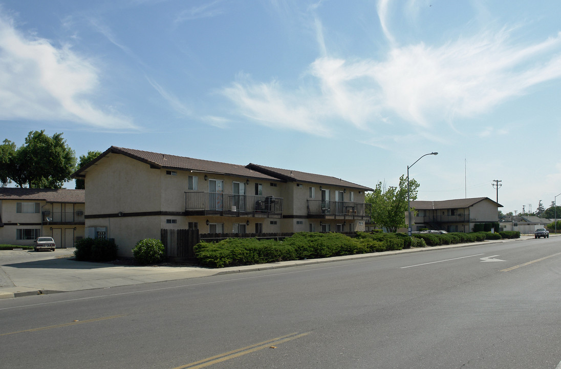 1411 Yosemite Pky in Merced, CA - Building Photo