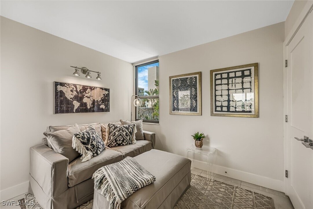 10562 Gulf Shore Dr in Naples, FL - Building Photo