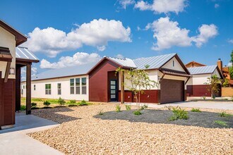 1105 Lois St in Kerrville, TX - Building Photo - Building Photo