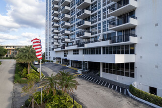 Silver Thatch Atlantic Plaza in Pompano Beach, FL - Building Photo - Building Photo