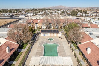 Green Tree Estates in Victorville, CA - Foto de edificio - Building Photo