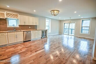 628 Hudson St, Unit 1 in Hawley, PA - Foto de edificio - Building Photo