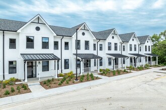 Townhomes at Creekside in Ames, IA - Building Photo - Building Photo