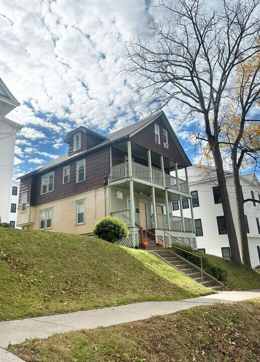 1020 Madison St in Syracuse, NY - Building Photo