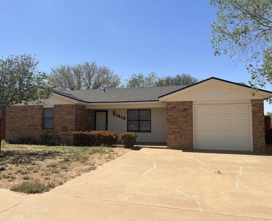 1615 Bryan Ave in Wolfforth, TX - Building Photo