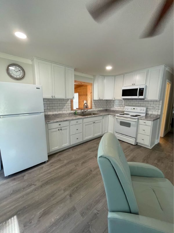 1 Lakeview Dr in Gladwin, MI - Foto de edificio - Building Photo