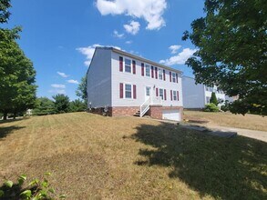 101 Hemlock Ct in Oakdale, PA - Building Photo - Building Photo