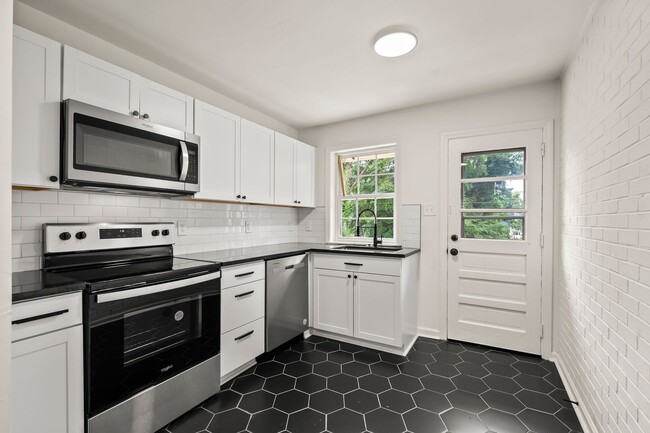 1640 W Northwest Blvd in Winston-Salem, NC - Building Photo - Building Photo