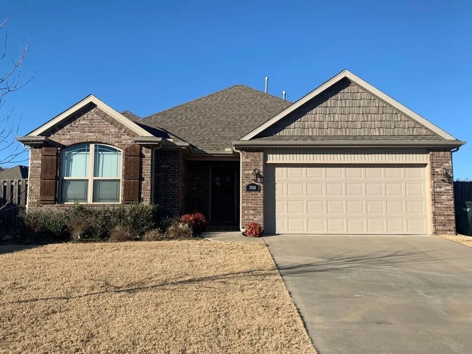 3010 W Millstone Dr in Fayetteville, AR - Foto de edificio