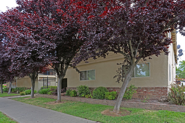 The McWelsh Apartments in Sacramento, CA - Building Photo - Building Photo