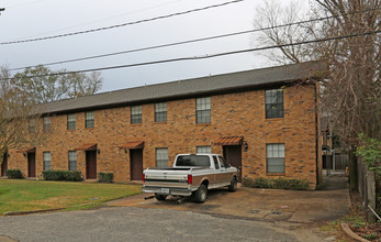 Oakridge Square Townhomes in Beaumont, TX - Building Photo - Building Photo