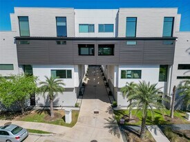 5919 E Post Oak Ln in Houston, TX - Building Photo