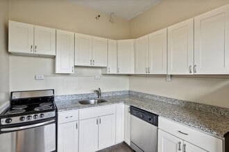 1482 Beacon St, Unit 69 in Brookline, MA - Building Photo - Building Photo