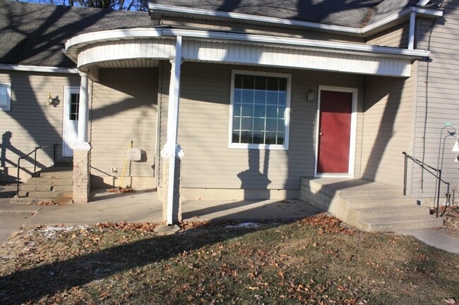 402 S Clark St in Pella, IA - Building Photo - Building Photo