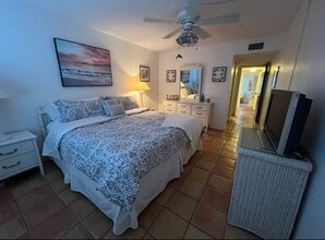 1630 Stickney Point Rd, Unit 102 in Sarasota, FL - Building Photo - Building Photo