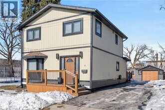 9 Bayside Ave in Hamilton, ON - Building Photo - Building Photo