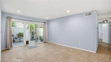 1101 W MacArthur Blvd in Santa Ana, CA - Foto de edificio - Building Photo