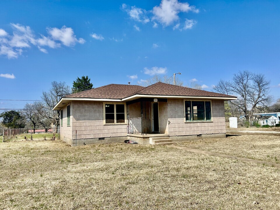 300 E Main St in Asher, OK - Building Photo