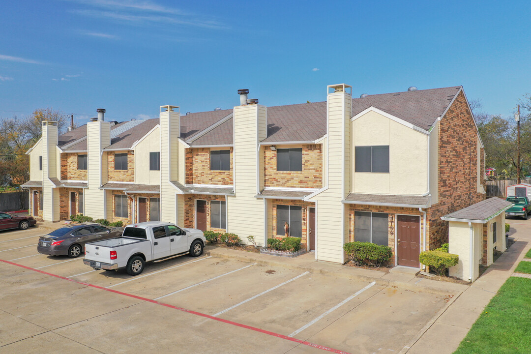 Highland Oaks in Duncanville, TX - Building Photo