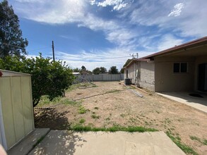 8002 E Timrod St in Tucson, AZ - Foto de edificio - Building Photo